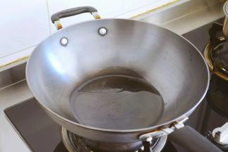 热锅放入冷油。