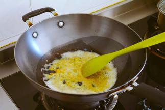 放入蛋黄完全炒出蛋油，
蛋黄要完全炒散~