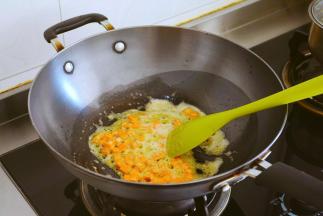 放入南瓜，
略微煸炒~