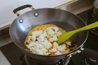 加入米饭。
炒到松散~