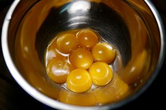 准备好鸡蛋（我用的土鸡蛋）
蛋清放入干净且无水无油的盆内