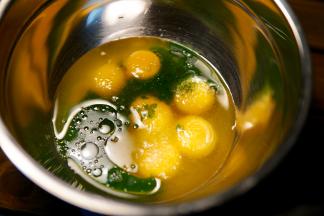 蛋黄盆加入油 艾草汁 20克白糖 1克盐