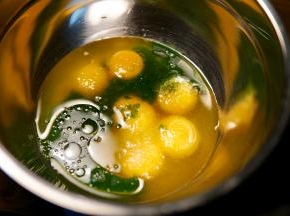 蛋黄盆加入油 艾草汁 20克白糖 1克盐