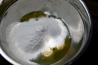 再加入过筛好的85克低筋面粉