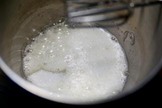 开始打发蛋白 低速打到粗泡的时候加入20克白糖