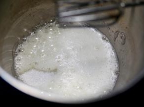 开始打发蛋白 低速打到粗泡的时候加入20克白糖