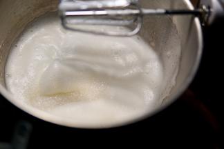 转高速打发到细泡的时候再加入20克白糖