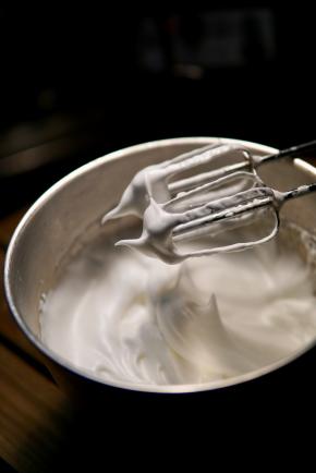 继续打发到硬性发泡 即打蛋头蛋白提起来至直立状态且有小尖如图即可