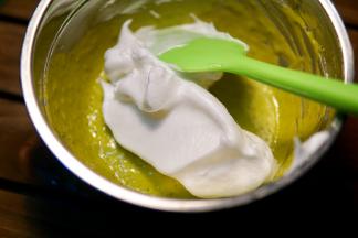 取三分之一的蛋白糊放入蛋黄糊内