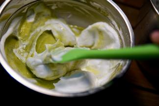 用翻拌的手法拌均匀（不要搅拌不要搅拌不要搅拌）就是炒菜那样的手法