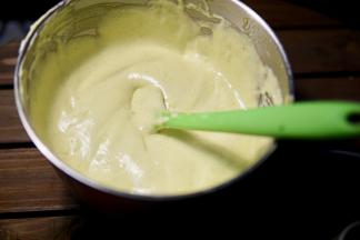 翻拌均匀的蛋白糊全部倒进蛋黄糊内，依旧是翻拌均匀（还是不要搅拌不要搅拌不要搅拌 搅拌会让蛋白消泡 也就是很多人戚风涨不起来的原因）