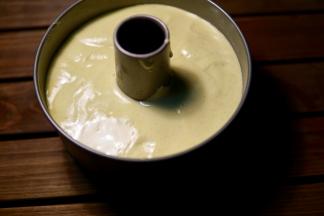 全部翻拌好的面糊倒入干净的模具内 轻振一下震出气泡