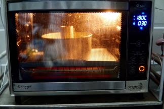 放入预热好的烤箱170度40分钟（根据自己烤箱温度调节温度 比温度作为参考）