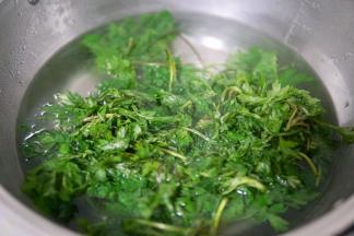 烧开水艾草煮软