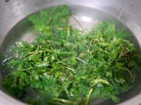 烧开水艾草煮软