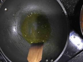 洗净锅之后，再热一点油（因为我用的菜籽油，所以得热到油开，再放凉一会儿）注意油温不要过高（防止辣椒面炸糊），淋在辣椒面上。