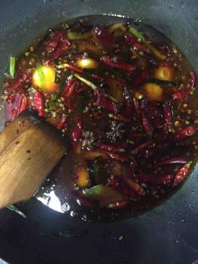 热锅，下油，油要大，等油温热之后下豆瓣酱，将油炒红，下葱姜蒜、八角、香叶、花椒，干辣椒、小米辣、辣椒酱炒香。（小火炒）香味出来后加水，煮沸，然后将腌制好的黄辣丁倒入（腌制黄辣丁剩下的料酒不要倒进去了）盖上盖子，煮三-五分钟。捞出。