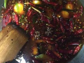 热锅，下油，油要大，等油温热之后下豆瓣酱，将油炒红，下葱姜蒜、八角、香叶、花椒，干辣椒、小米辣、辣椒酱炒香。（小火炒）香味出来后加水，煮沸，然后将腌制好的黄辣丁倒入（腌制黄辣丁剩下的料酒不要倒进去了）盖上盖子，煮三-五分钟。捞出。