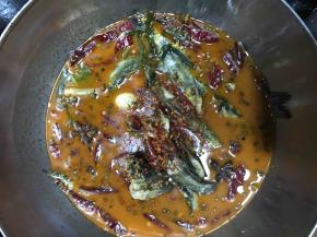 在菜品面上倒入适量辣椒面。