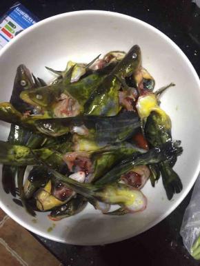 黄辣丁在菜市场杀了清理干净，回家洗净用料酒和少量盐抹匀腌制20分钟。此时准备配料姜切片，蒜剥开，葱切段，小米辣切丁，干辣椒洗净沥干。