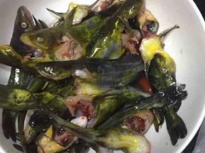 黄辣丁在菜市场杀了清理干净，回家洗净用料酒和少量盐抹匀腌制20分钟。此时准备配料姜切片，蒜剥开，葱切段，小米辣切丁，干辣椒洗净沥干。