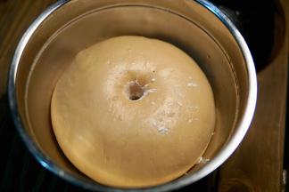 我选择的被窝发酵法。
明显看到面团有长胖到2倍大小即可。