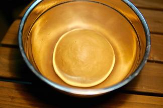 揉好的面团放到干净的盆内
盖保鲜膜放在温暖处发酵一小时左右