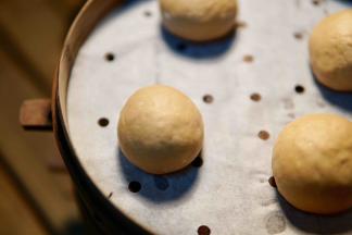 发酵好的面团分成10个均等大小
揉成小圆形 放在蒸笼上（记得垫蒸笼纸或者刷油等）