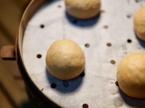 发酵好的面团分成10个均等大小
揉成小圆形 放在蒸笼上（记得垫蒸笼纸或者刷油等）