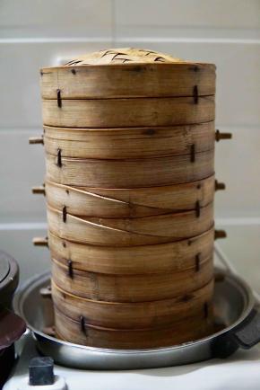 坐一盆热水再醒发半小时
也能看到面团明显变大了
夏天可以缩短时间