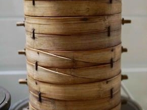 坐一盆热水再醒发半小时
也能看到面团明显变大了
夏天可以缩短时间