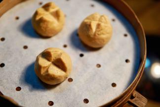 再用刀切两条口子