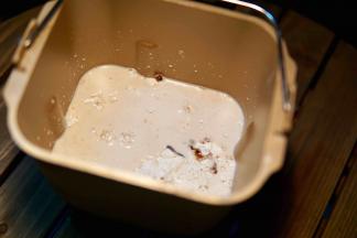 混合所有材料揉到三光
也可以借助面包机 厨师机等等