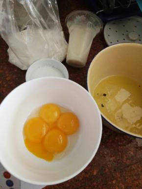 准备材料，鸡蛋分离，所有模具保证无水无油！