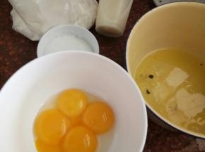 准备材料，鸡蛋分离，所有模具保证无水无油！
