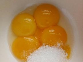 蛋黄加糖拌匀