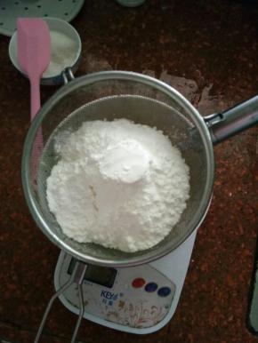 筛入低粉与泡打粉，切拌均匀