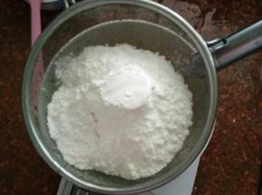 筛入低粉与泡打粉，切拌均匀