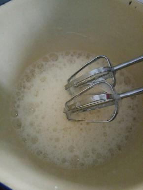 蛋清分三次加糖打发，鱼眼泡时加第一次