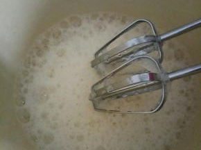 蛋清分三次加糖打发，鱼眼泡时加第一次
