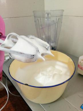 打至干性发泡，即小尖角