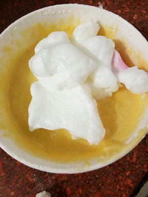 取三分之一蛋白糊加入蛋黄中，切拌均匀。