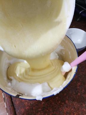 再倒回蛋白糊中，切拌均匀