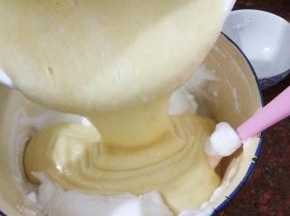 再倒回蛋白糊中，切拌均匀