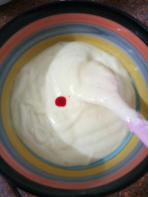 取一半面糊，加一滴红色色素，切拌均匀，烤箱预热上下火155度，