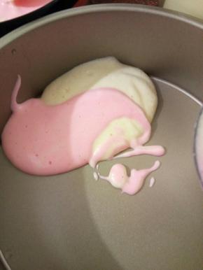 一勺红色，一勺原色，加入模具中，送入烤箱