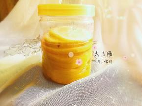 好啦，超级简单对不对。放入冰箱一个礼拜，想吃的时候，取一片柠檬，一勺汁，冲水。即可，美容养颜！