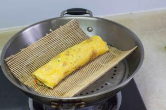 将蛋卷放入锅中，盖上锅盖蒸10~15分钟。