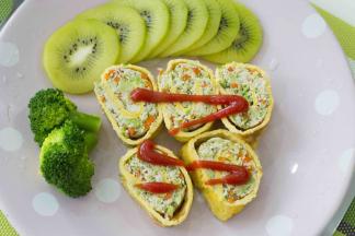 蒸熟后出锅，用刀切成段，加一个切片的猕猴桃，装盘。