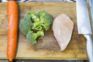 原材料，另外还有鸡蛋两颗，面粉少许，没入镜哈